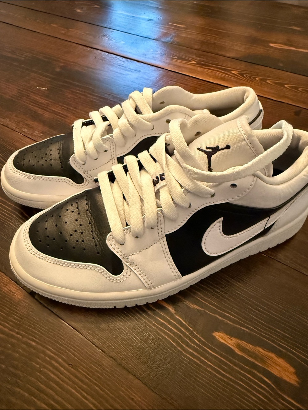 Nike Jordan Low-Top Sneakers in Black and White sz 6.5